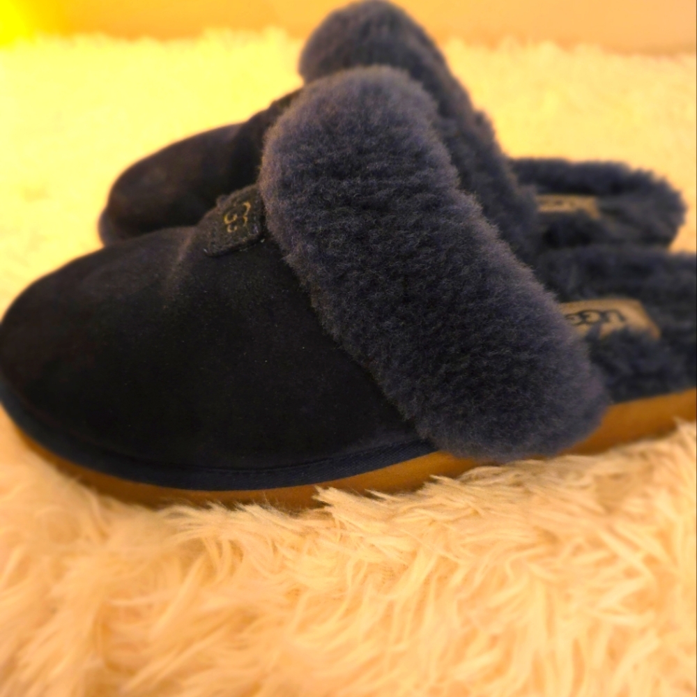 Ugg Cozy Genuine Shearling Slipper in Navy Size 8